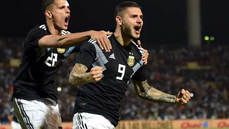 Mauro Icardi festeja la primera anotación de Argentina contra México. (Foto Prensa Libre: AFP).