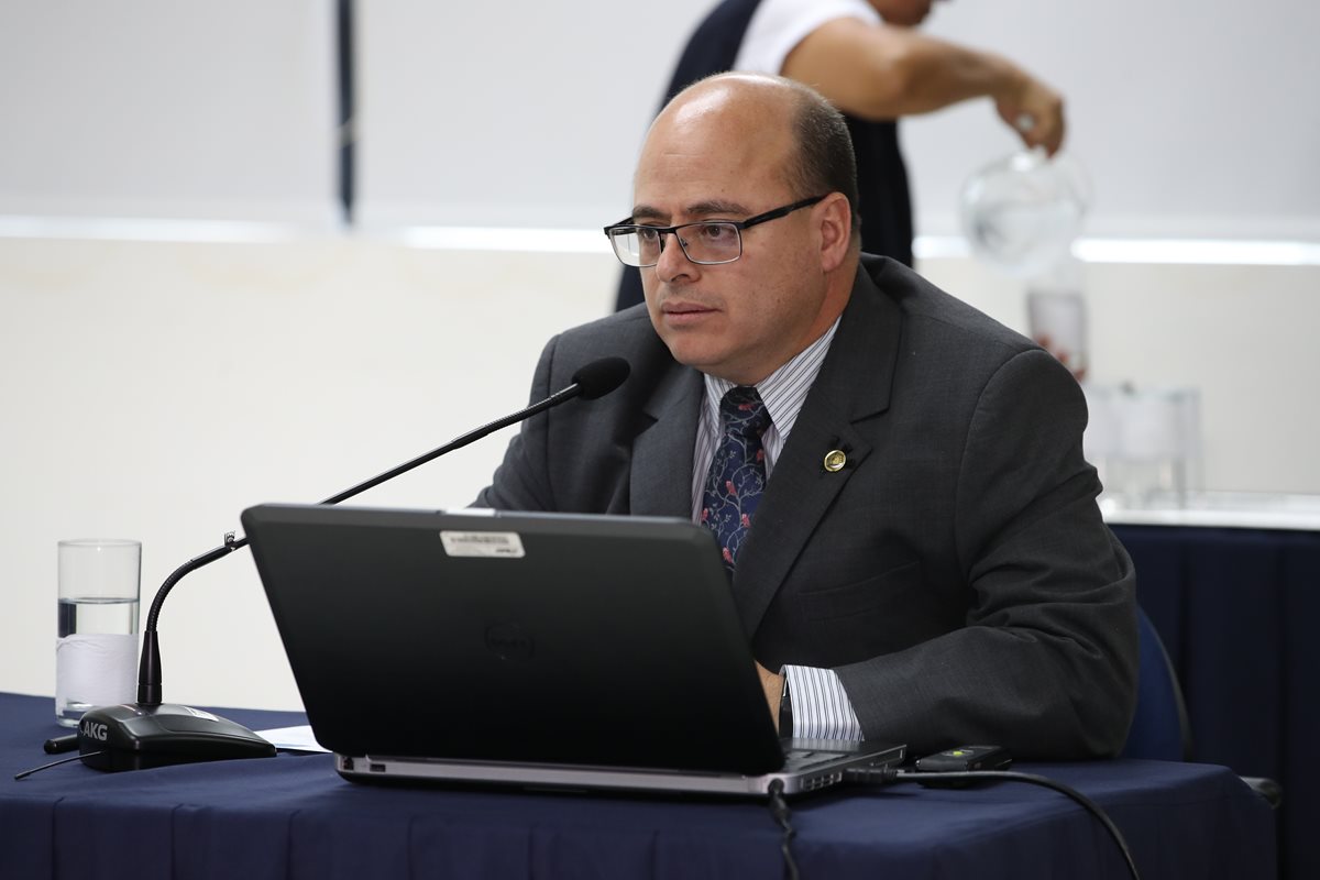 Abel Cruz, durante la presentación de su plan de trabajo al directorio de la SAT. (Foto Prensa Libre: Hemeroteca PL)