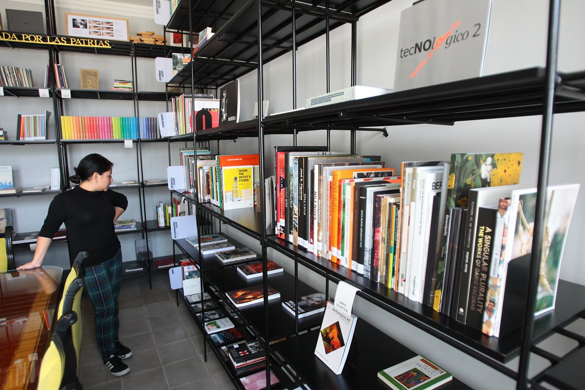 El centro de documentación posee libros, videos y audios sobre arte contemporáneo, sociología e historia del país.(Foto Prensa Libre: Érick Ávila)