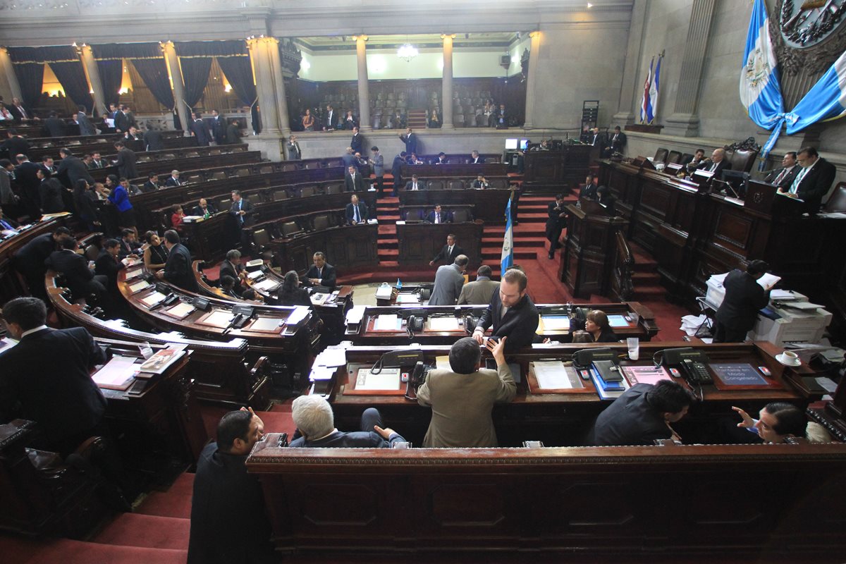 Diputados rechazan aprobar de urgencia nacional el Presupuesto para el 2017. (Foto Prensa Libre: Esbin García) 
