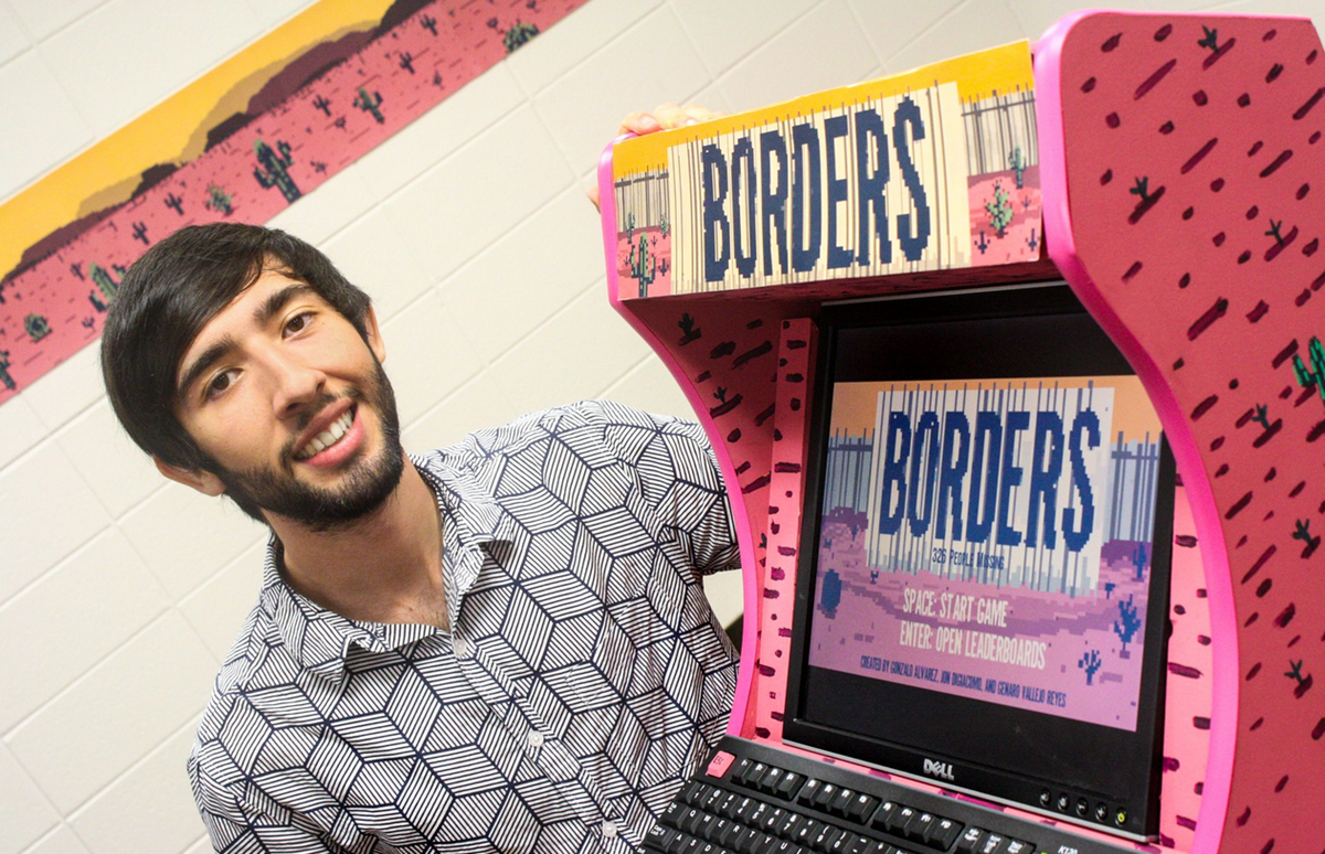 Gonzalo Álvarez muestra el videjuego "Border", del cual es creador. (Foto Prensa Libre: @Gonzzink)