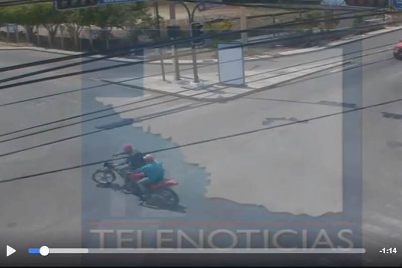 Accidente de dos motocicletas en Flores, Petén, queda grabado en video. (Foto Prensa Libre: Cortesía César Flores Soler)