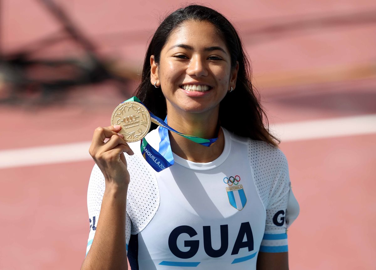 La sonrisa de Dalia Soberanis con su medalla de oro, en Barranquilla 2018. (Foto Prensa Libre: Carlos Vicente)