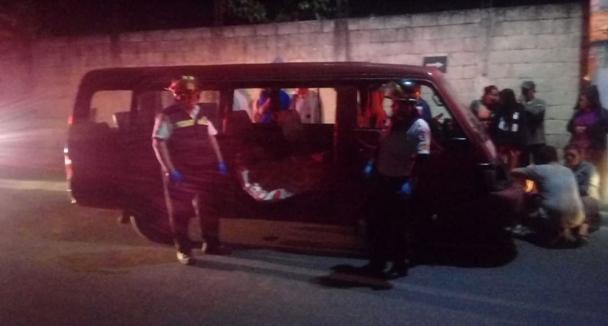 Rescatistas observan uno de los fallecidos dentro del microbús atacado a balazos en Villa Canales, este viernes por la noche. (Foto: Bomberos Voluntarios)