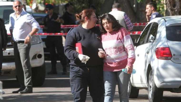 Familiares llegan al lugar del crimen en Mendoza, Argentina. (Foto: Clarin.com).