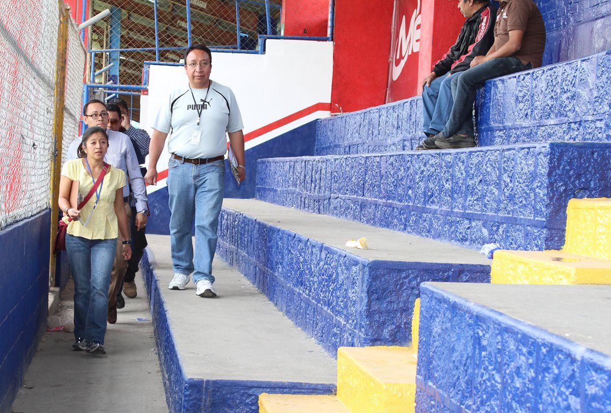 Personal del Centro Histórico de Quetzaltenango hizo la última inspección previo a emitir las recomendaciones al juzgado de asuntos municipales. (Foto Prensa Libre: Raúl Juárez)