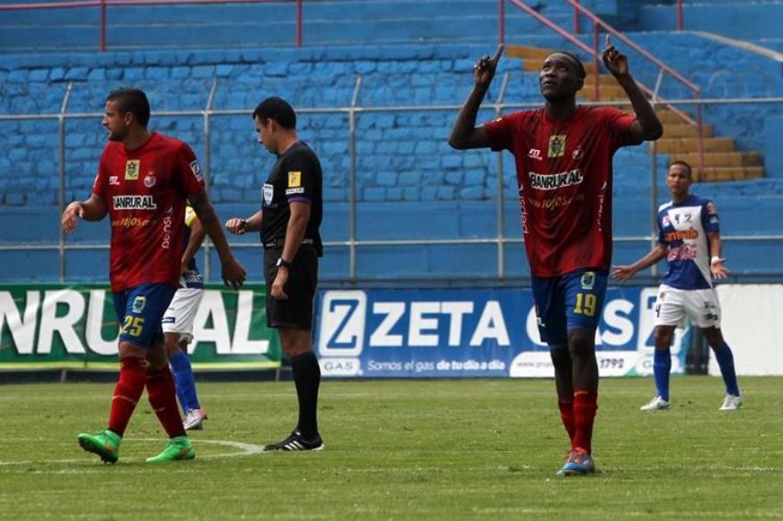 El volante rojo Marvin Ávila señala al cielo y celebra el gol que anotó y que le significó la victoria a su equipo. (Foto Prensa Libre: Edwin Fajardo)