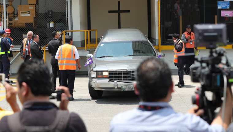 Vehículo con los restos de Claudia Gómez sale del Aeropuerto Internacional La Aurora. (Foto Prensa Libre: Esbin García)