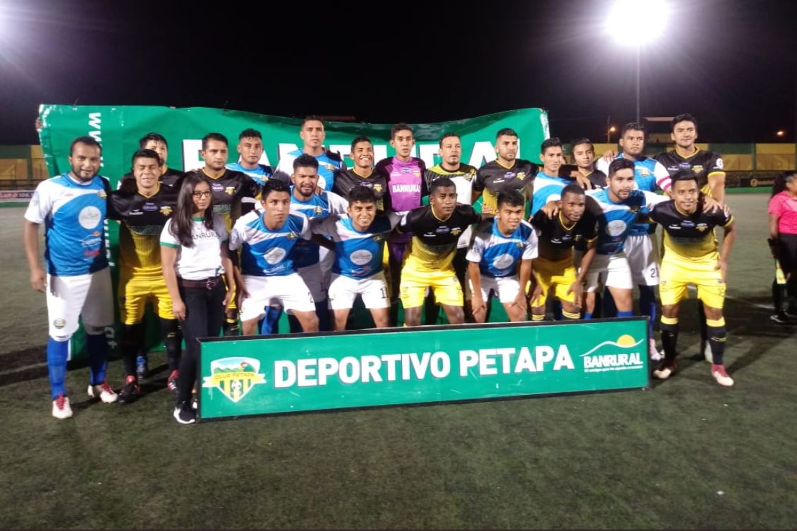 Los jugadores del Deportivo Petapa y Chiantla se unieron en la foto antes del inicio del partido. (Foto Ligagt).