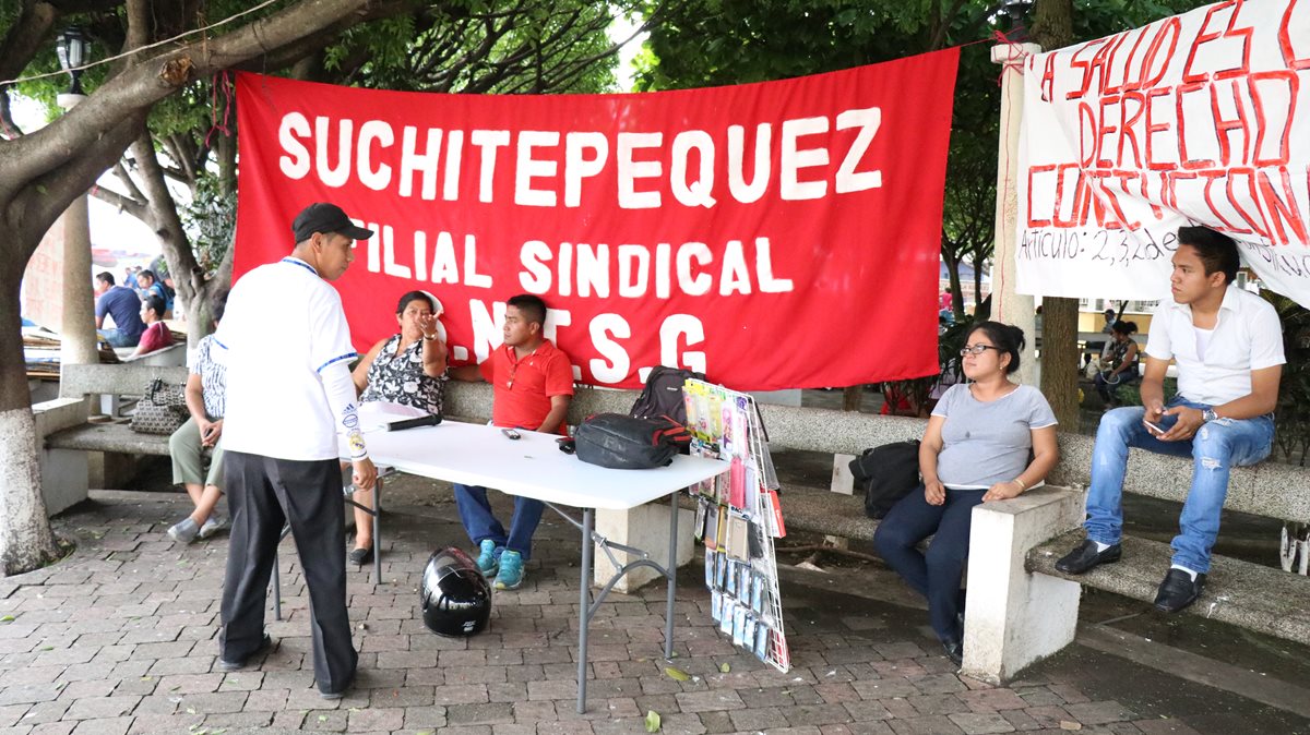 Algunos de los sindicalistas que permanecen en el parque central de Mazatenango, Suchitepéquez. (Foto Prensa Libre: Cristian Soto).