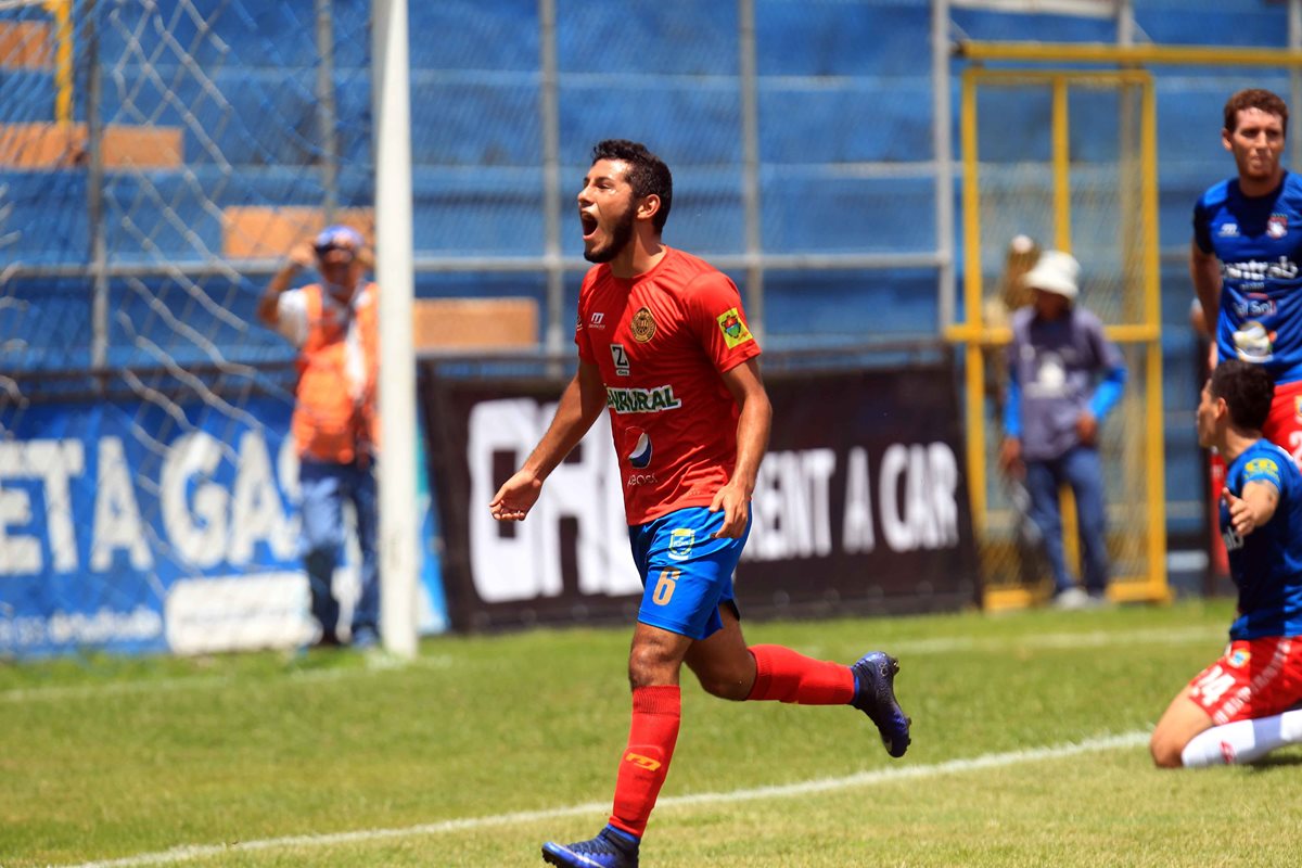 Cristian Jiménez festeja luego de anotar el segundo gol de los rojos. (Foto Prensa Libre: Carlos Vicente)
