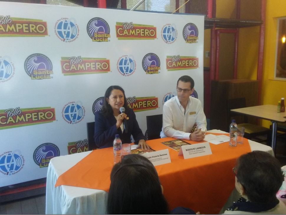 Josefa Ramírez, vocal segunda de la junta directiva del Comité Pro Ciegos y Sordos junto a Rodolfo Lambour, director de Operaciones de Pollo Campero. (Foto Prensa Libre: Pedro Barrera)