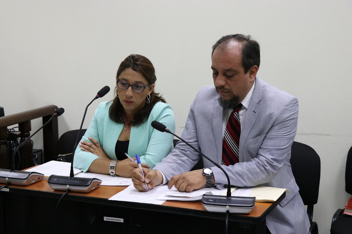 Claudia Ávila junto con su abogado defensor, Carlos Calderón, durante la audiencia judicial. (Foto Prensa Libre: María José Longo)