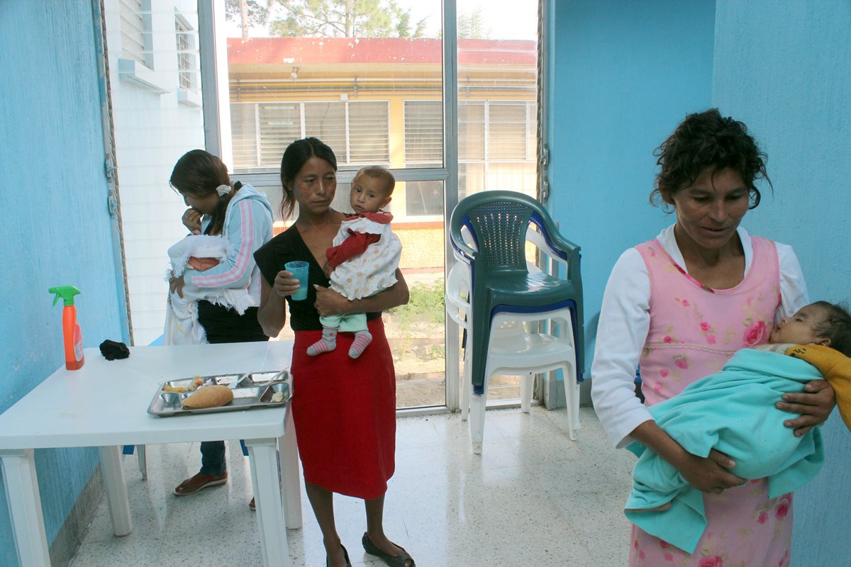Madres atienden a sus pequeños en el Centro de Recuperación de Jalapa (Foto Hemeroteca PL)
