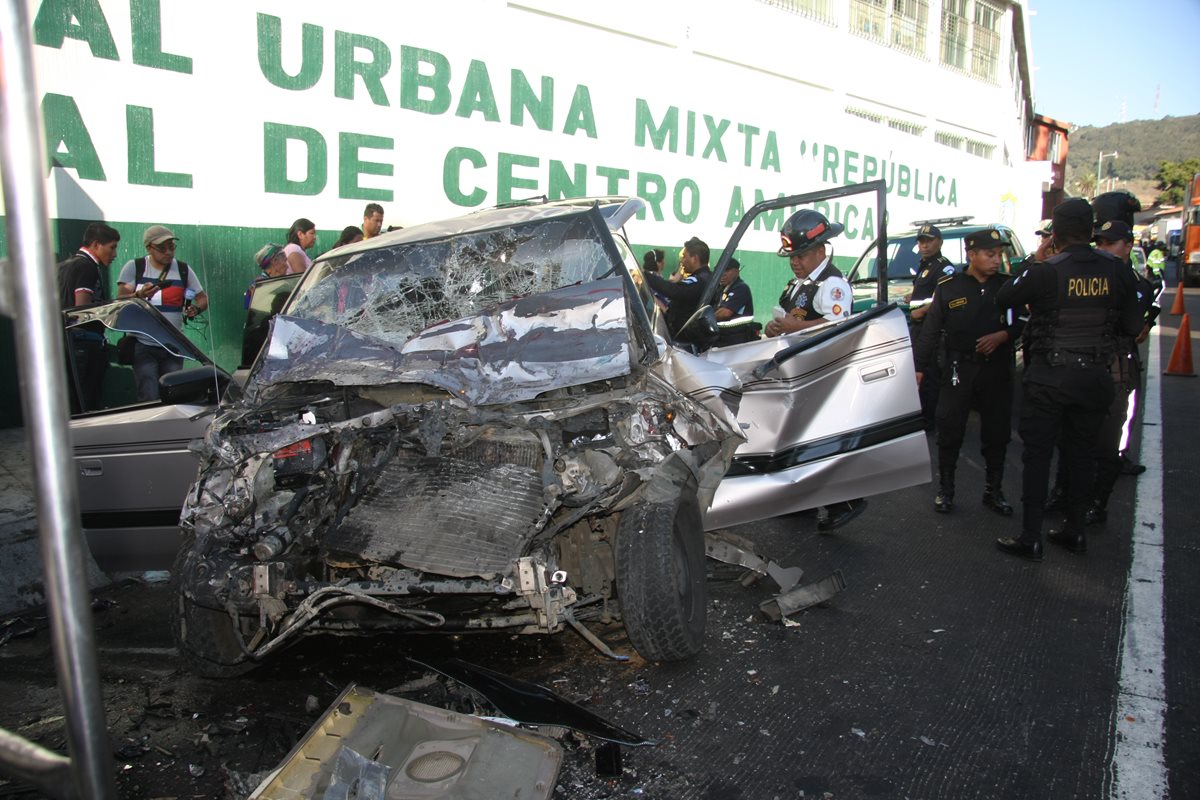 Vehículo en el que se accidentaron cuatro integrantes de la familia Velásquez en San Lucas Sacatepéquez. (Foto Prensa Libre: Renato Melgar)