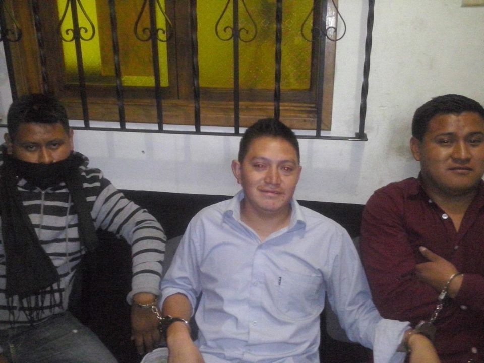 Capturados son sindicados de haber secuestrado a una menor en Santiago Sacatepéquez. (Foto Prensa Libre: PNC)