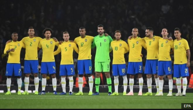 Los jugadores de Brasil observaron un minuto de silencio en honor a Aldyr García Schlee antes de su amistoso contra Uruguay en Londres. (Foto Prensa Libre: BBC News Mundo)