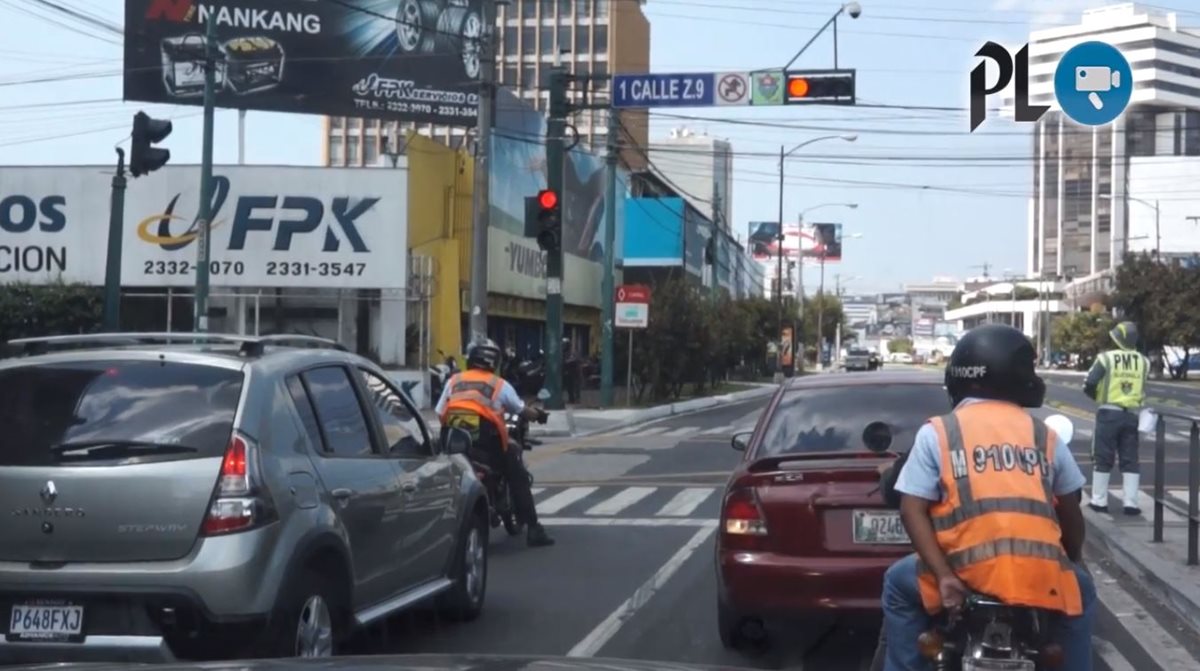 Solo el 15 por ciento de los semáforos de la capital están sincronizados, según la PMT. (Foto Prensa Libre: Youtube)