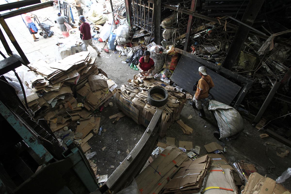 Clasificar los desechos es importante para lograr procesos de reciclaje en Guatemala. (Foto Prensa Libre: Carlos Hernández Ovalle)