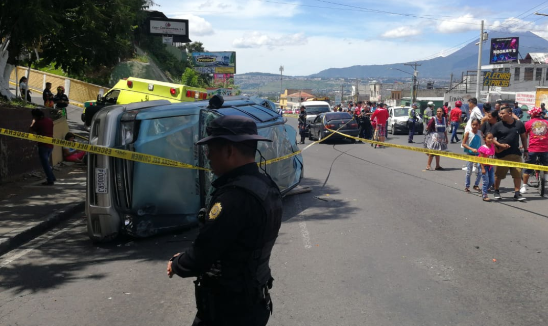 Autoridades resguardan la escena del accidente en Ciudad Rea. (Foto Prensa Libre: Érick Ávila).