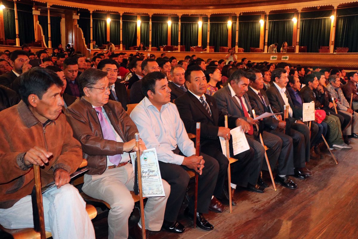 Autoridades comunitarias juramentadas ocupan las primeras sillas en el Teatro Municipal de Xela. (Foto Prensa Libre: Carlos Ventura).