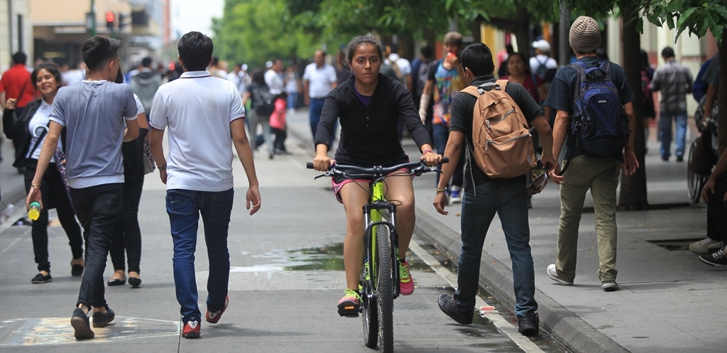 La bicicleta es un medio de transporte cada vez más utilizado para distancias cortas. (Foto Prensa Libre: Esbin García)