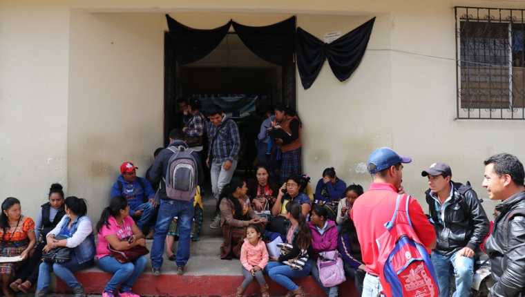 Maestros mantienen tomada la dirección departamental de Educación. (Foto Prensa Libre: Héctor Cordero)