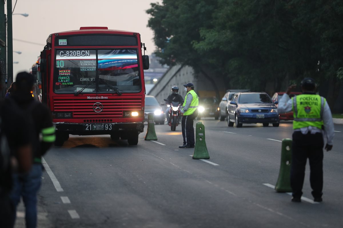 Agentes de la PMT de la capital guían a los buses sobre el carril derecho.(Foto Prensa Libre: Estuardo Paredes)