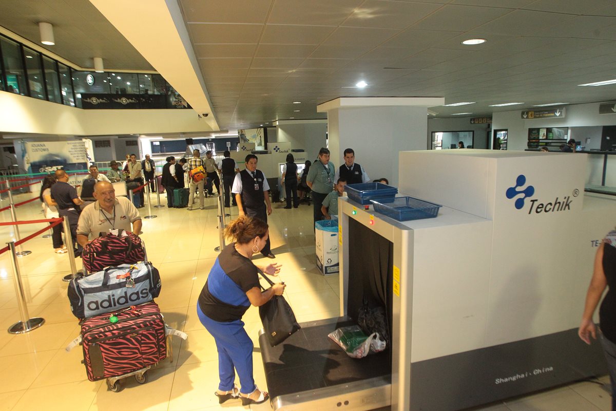 Un hombre de origen camerunés permanecía en el Aeropuerto Internacional La Aurora desde el 24 de julio último, por falta de documentos de identificación para entrar al país. (Foto HemerotecaPL)