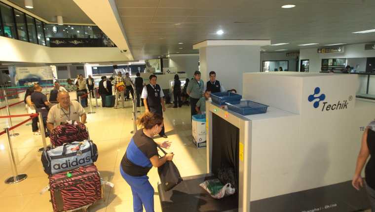 Un hombre de origen camerunés permanecía en el Aeropuerto Internacional La Aurora desde el 24 de julio último, por falta de documentos de identificación para entrar al país. (Foto HemerotecaPL)