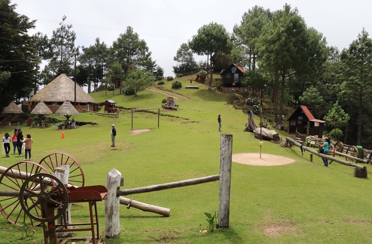 El parque Pino Dulce está rodeado de vegetación y áreas para varias actividades. (Foto Prensa Libre: Hugo Oliva) El canopy a gran altura es una de las principales atracciones del parque ecoturístico, en Jalapa.