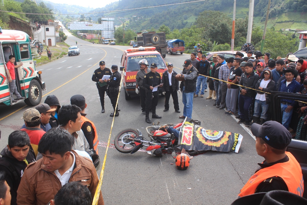 Pobladores llegan a identificar el cadáver del hijo del alcalde comunitario de Chuiquel, Sololá.(Foto Prensa Libre: Ángel Julajuj)