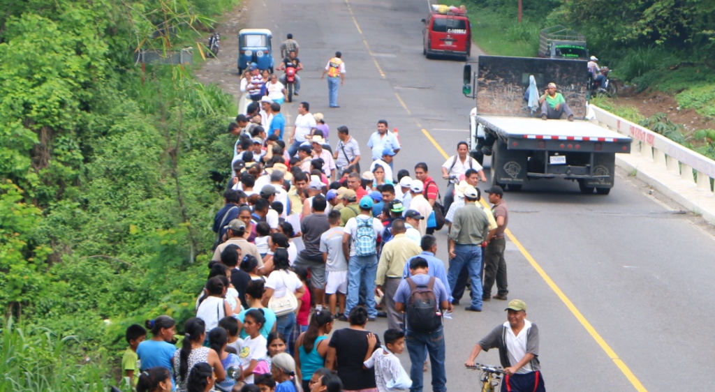 Grupo de vecinos se reúne con autoridades para expresar su malestar por el proyecto hidroeléctrico. (Foto Prensa Libre: Rolando Miranda).