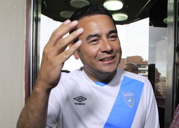 Jimmy Morales luce una camisola de la selección de fútbol sala, dos días después de ganar la primera vuelta electoral. (Foto Prensa Libre: Hemeroteca PL)