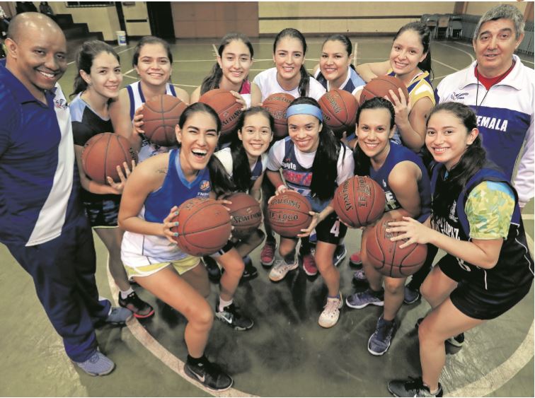La selección femenina de baloncesto se ha entrenado con mucho entusiasmo. Volver a competir en un ciclo olímpico es su principal motor. (Foto Prensa Libre: Estuardo Paredes)