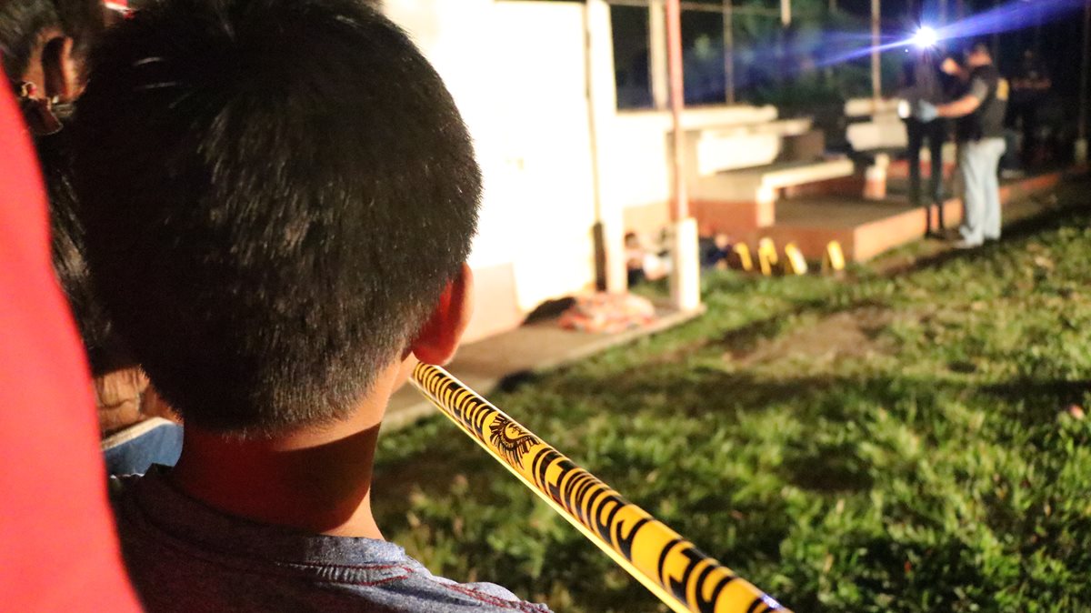 Vecinos de Cuyotenango, Suchitepéquez, observan los cuerpos de Mynor Efraín Vargas Chinchilla, de 23 años y Bernardino Xunac Pérez, 30, muertos a balazos. (Foto Prensa Libre: Cristian I. Soto)