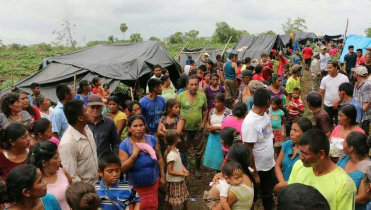 Las familias huyeron hacia un campamento de apoyo en suelo mexicano. (Foto Prensa Libre: Rigoberto Escobar)