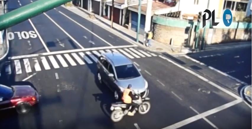 Una cámara capturó imágenes de un accidente en la zona 10 capitalina. (Foto Prensa Libre: PMT)