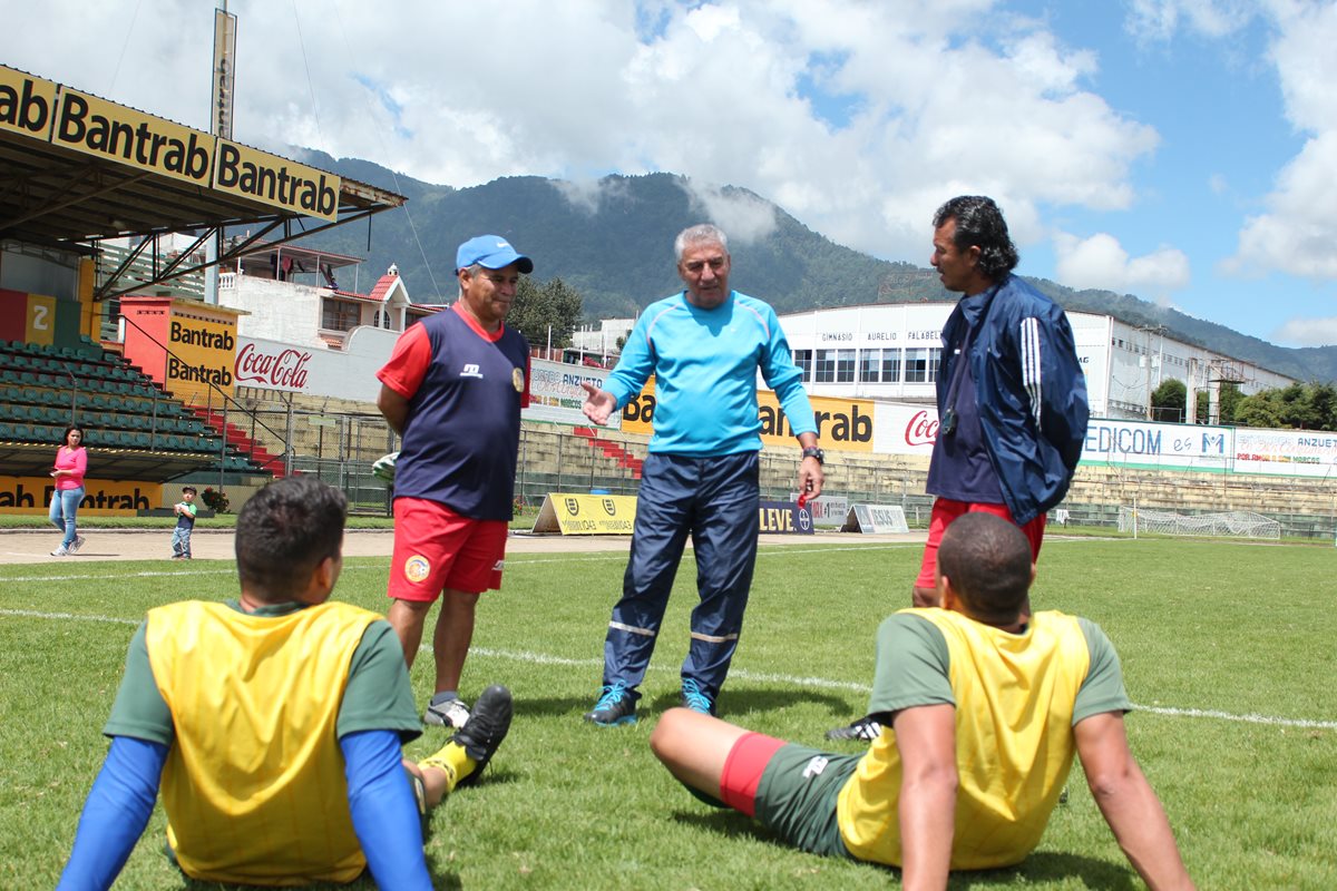 El técnico Sergio Pardo, al centro, tomo el mando del Deportivo Marquense. (Foto Prensa Libre: Aroldo Marroquín)