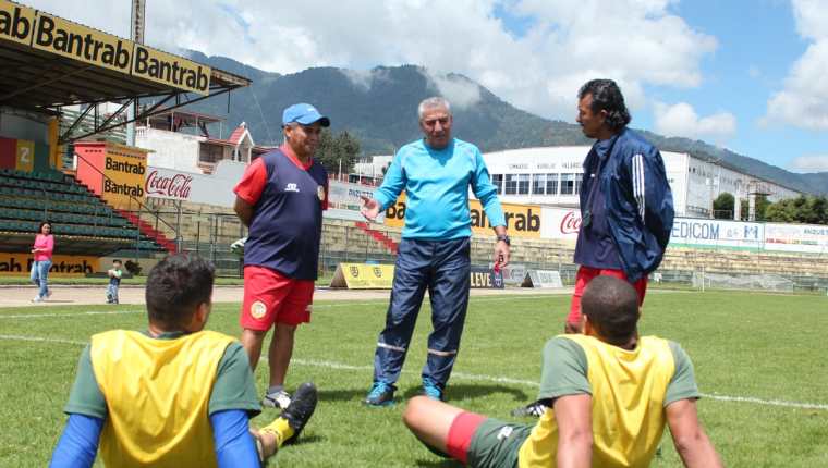 El técnico Sergio Pardo, al centro, tomo el mando del Deportivo Marquense. (Foto Prensa Libre: Aroldo Marroquín)