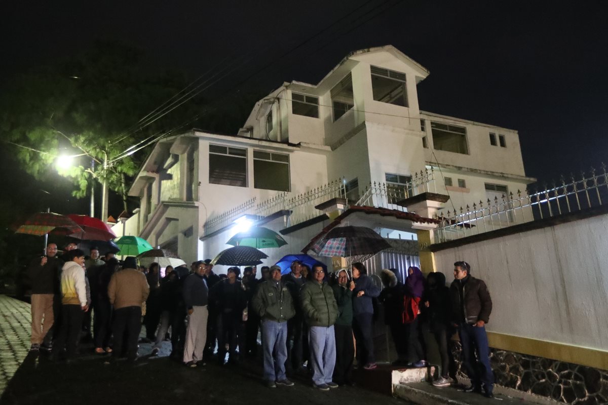 Vecinos se reunieron frente al Hogar Temporal en la zona 9 de Xela y exigen que se retire de la colonia. (Foto Prensa Libre: Fred Rivera) 
