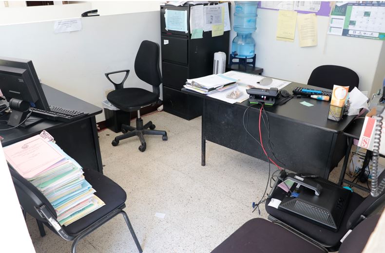 Delincuentes irrumpieron las oficinas del juzgado de la Niñez y Adolescencia en Cobán y sustrajeron un equipo de audio y seis discos duros de las computadoras. (Foto Prensa Libre: Eduardo Sam)