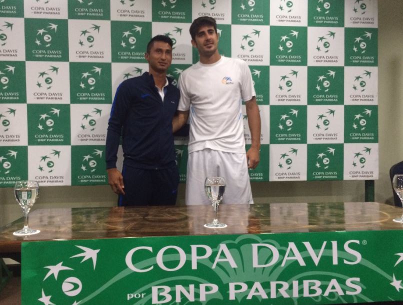 Christopher Díaz posa junto a Rodrigo Arus, a quien enfrentará el viernes en Copa Davis. (Foto COG).