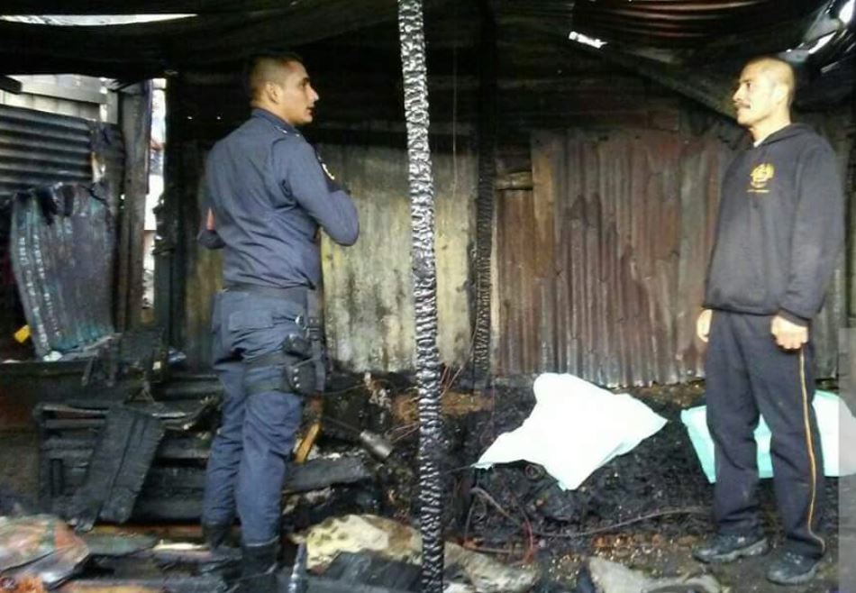 Agentes de la PNC y Bomberos Voluntarios en el lugar en donde murieron carbonizados dos niños en el asentamiento Vista al Lago, Amatitlán. (Foto Prensa Libre: @41Noticias)