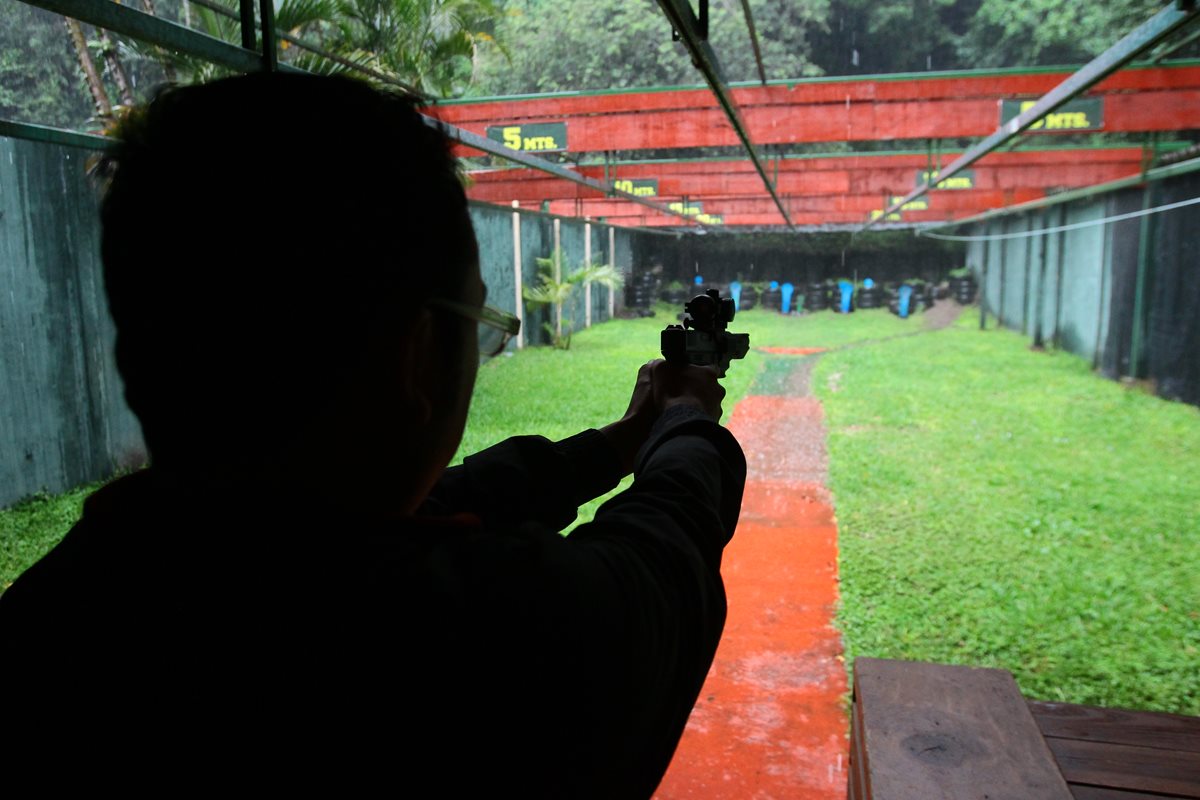 En Guatemala hay registradas 547 mil armas de fuego y entre enero y junio de este año se han comercializado legalmente 13 millones de municiones. (Foto Prensa Libre: Álvaro Interiano)