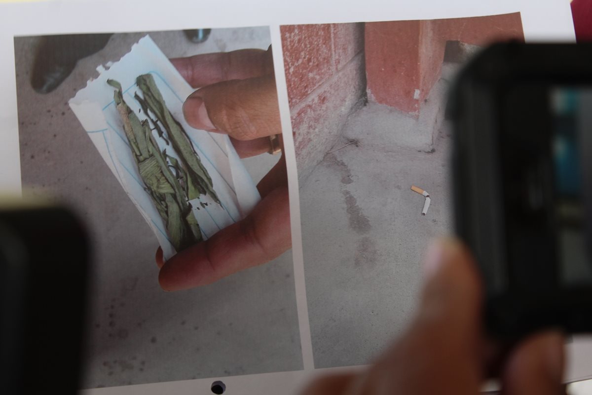Padres de familia presentaron fotografías donde muestran objetos que constantemente se encuentran en una escuela de Xela. (Foto Prensa Libre: María José Longo)
