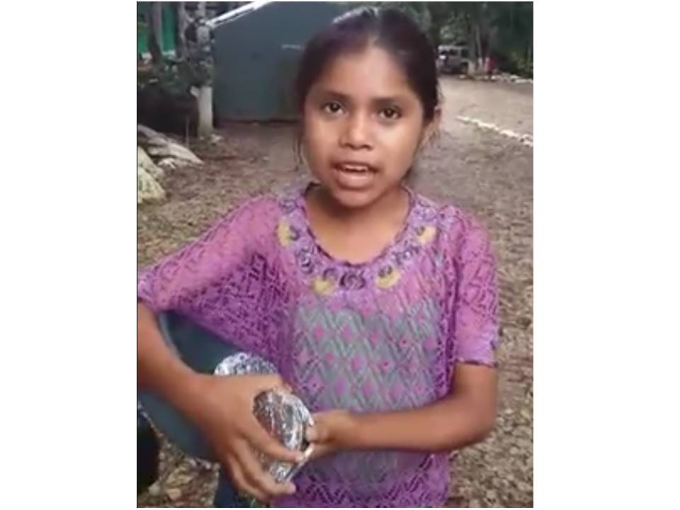 Una niña en Lanquín, Alta Verapaz, de nombre María, ofrece chocolate a turistas en siete idiomas. (Foto: Facebook)