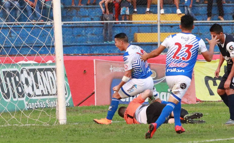 Kevin Santamaría participó en la acción del tercer gol de Suchitepéquez que le dio el triunfo contra Comunicaciones. (Foto Prensa Libre: Cristian Soto).