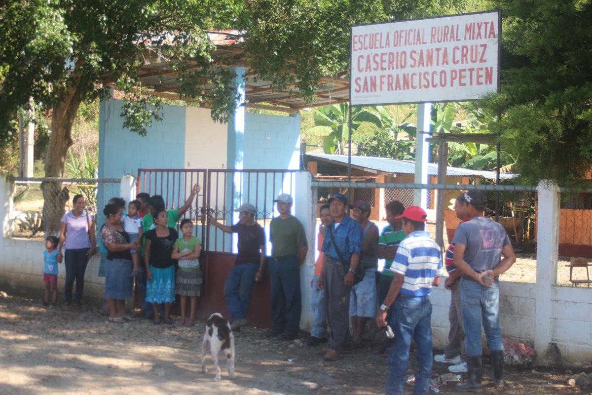 Padres de familia toman instalaciones de una escuela en San Francisco, Petén. (Foto Prensa Libre: Rigoberto Escobar)