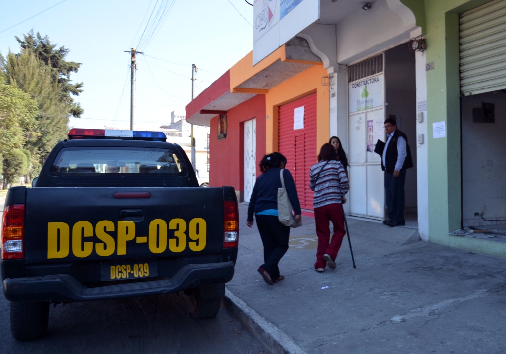 Autoridades inspeccionan la oficina conde ocurrió el ataque en la zona 3 de Xela. (Foto Prensa Libre: Carlos Ventura).